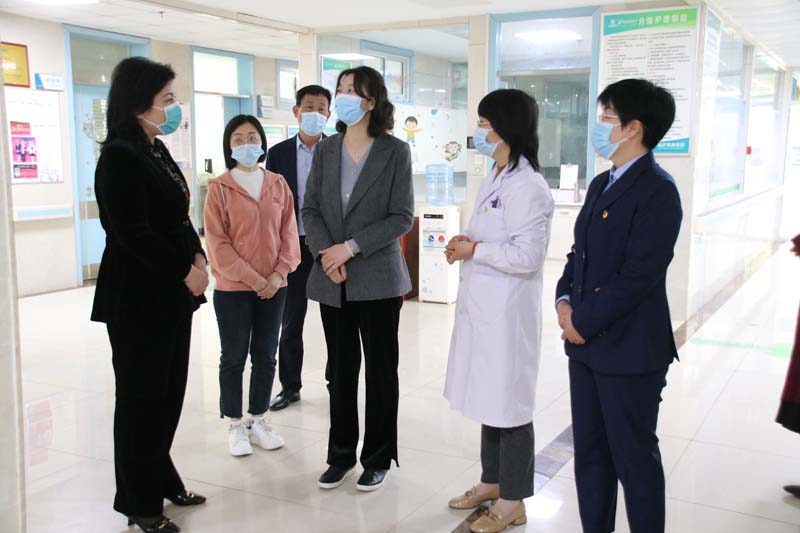 2023年3月31日，臨沂高新區(qū)黨工委委員魏克慧（右三）一行蒞臨兒童早期發(fā)展部看望慰問(wèn)孤獨(dú)癥兒童家屬和醫(yī)護(hù)人員.jpg