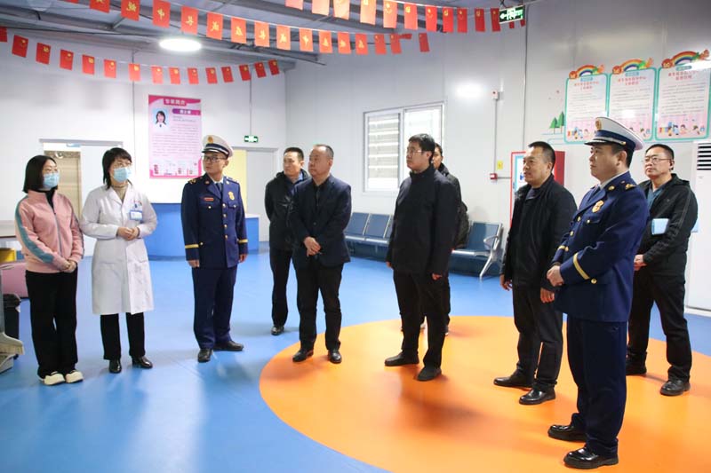 2024年1月31日下午，臨沂高新區(qū)黨工委委員、管委會(huì)副主任馬騰飛（右四），應(yīng)急局黨組書記、局長(zhǎng)吳蘭廣（左四），消防大隊(duì)政治教導(dǎo)員高以磊（左三）一行蒞臨兒童早期發(fā)展部指導(dǎo)工作.jpg